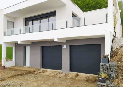 Des portes de garage innovantes pour améliorer l’isolation thermique d’une villa contemporaine